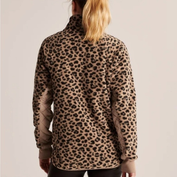 Abercrombie and Fitch Asymmetrical Snap Up Fleece in Leopard Print, Medium - Picture 6 of 14